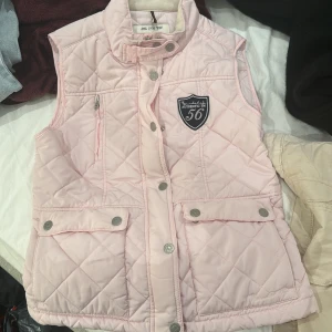 Bondelid väst - Säljer denna fina väst från bondelid då den inte längre används. Är använd sparsamt och är som ny!❤️ tveka inte på att skriva vid frågor eller intresse.