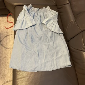 Offshoulder klänning - Klänning 100kr strl S. Använd endast en gång.