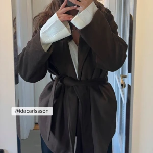 Kappa NA-KD  - Jättefin brun kappa från Ida Carlssons kollektion med Nakd. Slutsåld! 