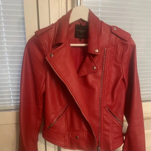 röd skinjacka  - röd ursnygg skinjacka från zara😍 kom med prisförslag:)