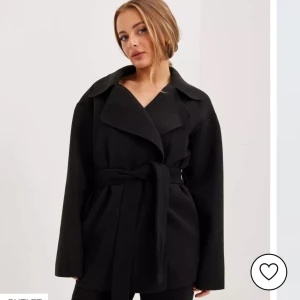 Kappa  - En svart kappa från nellys egna märke. Köpt för 800kr. Nu är den slutsåld på Nelly. Endast använd fåtal gånger. Fint skick. 