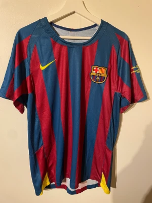 FC Barcelona fotbollströja  - Fotbollströja från FC Barçelona. Tröjan är i storlek M och i nyskick. 