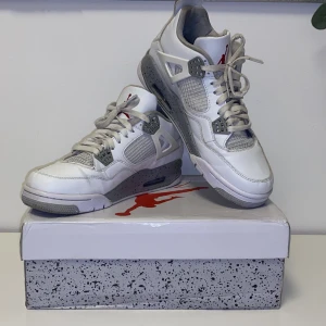 Jordan 4 Oreo - Jordan 4 Oreo  Använda ett par nånger Storlek 43 Kan mötas upp eller shicka