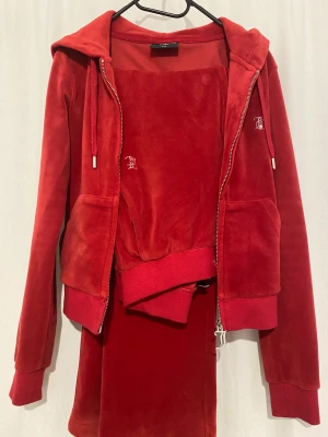 Juicy sett - Jättefin sett från juicy. Jätte fint skick, inte sönder nånstans eller några fläckar. Storlek xxs. 