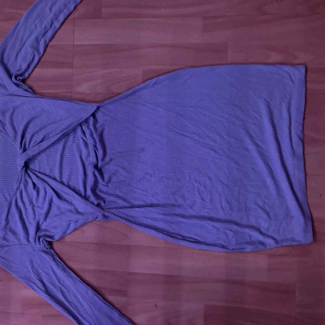 jätte fin klänning som har öppet vid ryggen och bara väldigt skön  - 90