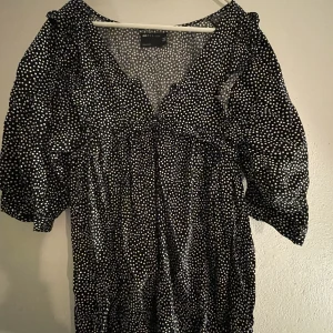 Klänning Asos - Super fin prickig klänning från asos, ganska fladdrig men jätte fin på! Storlek M