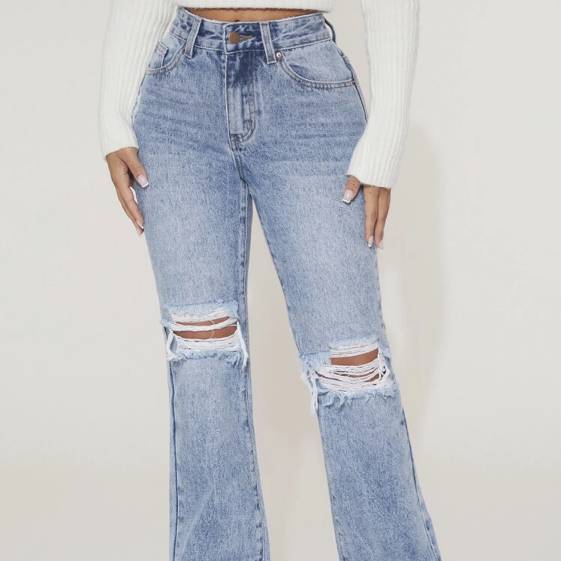 Jeans med utsvängda ben slitna