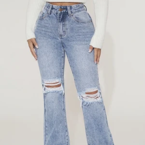 Jeans med utsvängda ben slitna - För liten för mina höfter, väldigt fin och sann till bilden, bra jeanstyg