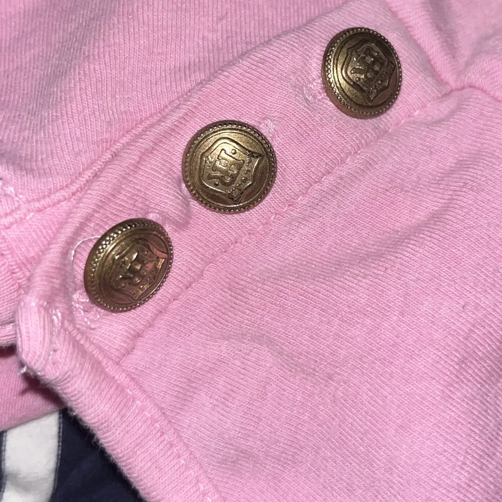 Marinblå rosa o vit-randig tröja med trekvartsärmar och guldknappar på ena axeln💞. Tröjor & Koftor.