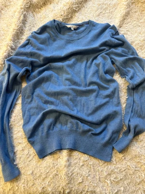Stickad tröja  - Säljer den här blå tröja jätte bra skick andvänd 1 gång🩵 ljus blå tröja stickad, skriv ifall ni har funderingar 