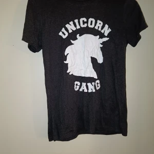 T-shirt "Unicorn gang" - Svart T-shirt med tryck på framsidan. Knappt använd