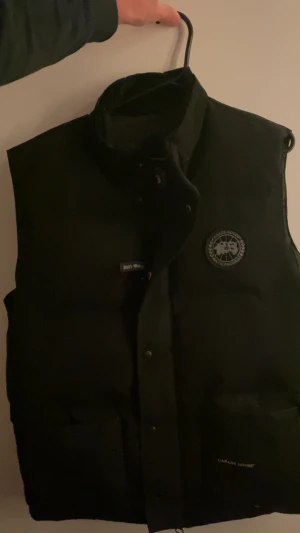 Canada goose väst - Canada goose black label Som ny,  Färg är Black Noir Inga hål eller liknande Storlek S Obs inga tillbehör men kan skicka bilder på vad ni vill som bevisar att den är äkta 