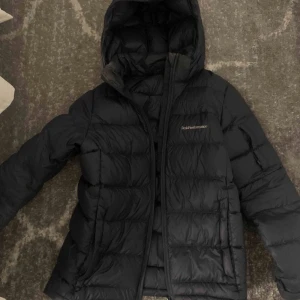 Peak performance jacka - Fin jacka, nypris 2500kr mitt pris 600kr💕 Skriv för fler bilder, skulle säga att jackan passar xs-s