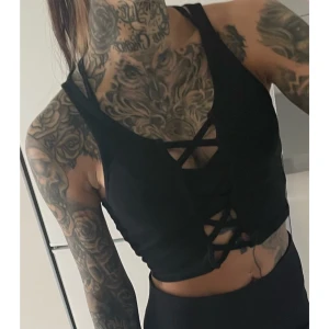 H&M - Svart topp, strl XS  - Svart topp från h&m i storlek XS 🖤