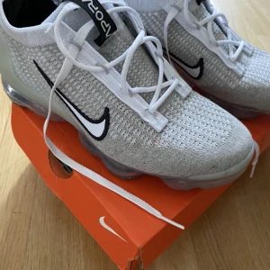 Nike Air Vapormax 2021 - Hej. Jag säljer ni mina vapormax som jag aldrig har använt eftersom storleken inte var korrekt. 