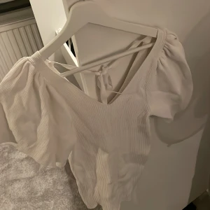 Supersöt topp från only!! - Jätte jätte fin topp från only med lite volangarmar! 60kr plus frakt