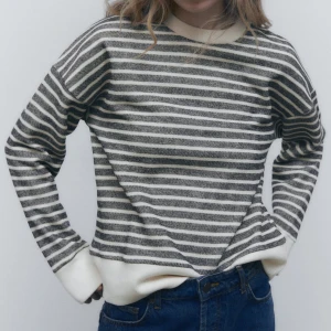 mysig sweatshirt - sweatshirt från zara i super mjukt tyg! perfekt nu när det börjar bli kallt. aldrig använd endast testad! säljs inte längre på zaras hemsida. strl small och köptes för ca 400 om jag ej minns fel. 