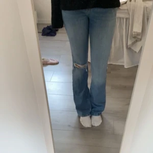 Jeans med hål - Säljer mina fina jeans med hål💘 nypris ca 600kr
