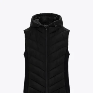 Väst - Säljer min zara väst då den aldrig kommit till användning. Västen är helt ny och har inga fläckar eller hål💕