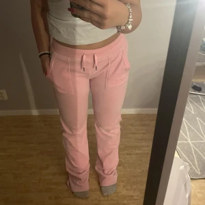 Juicy Couture byxor rosa  - Säljer mina rosa juicy couture byxor 🩷 Materialet är som nya, men lite missfärgad längst ner och en liten prick (bild på det privat) därav priset 💕 Använd gärna KÖP NU 