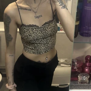 Linne - Linne i leopardmönster och svart spets. Aldrig använd