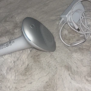 Philips Lumea advanced SC1995/00 IPL - använd endast i 2 månader och är nästan helt ny. Inga tydliga tecken på användning. Funkar felfritt. Köptes för cirka 4000 kr. Modellen är SC 1995/00. Laddare medföljer.  Säljer den då jag har köpt in en nyare modell 