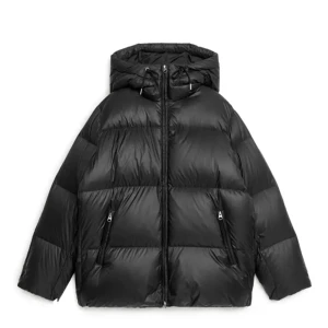 Arket jacka  - Jätteskön vinterjacka från arket! Den e slutsåld men nypris är runt 2300❣️