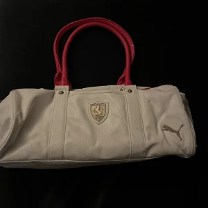 Väska, Puma - Jätte fin vintage/retro puma väska, ungefär 40 cm, rymlig och bra. Pris kan alltid diskuteras 💕