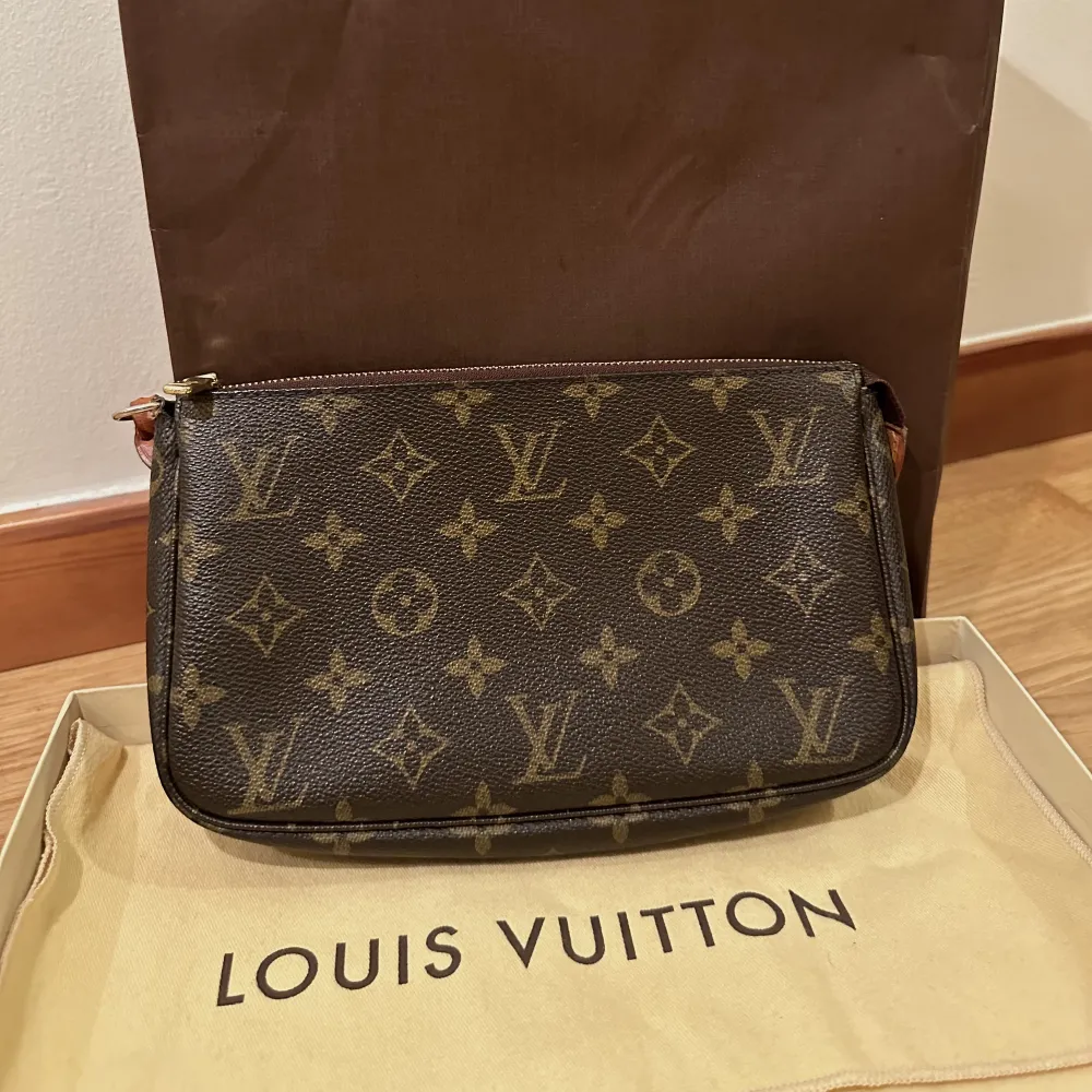Säljer min vintage Louis Vuitton pochette accessoires då den tyvärr inte kommer till någon användning. Givetvis äkta! Dustbag, box och påse finns även. Väskan är köpt i Köpenhamn och kvittot från det köpet finns (orginalkvitto)!. Väskor.