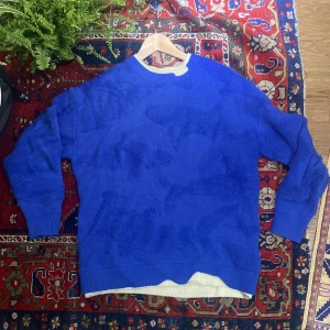 Fin stickad tröja - Gullig stickad tröja med fiskmönster från Aelfric Eden. I gott skick men använd. Strl M