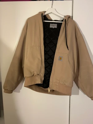 Carhartt Jacka - Carhartt Active Jacka i herrmodell i storlek S, köpt nypris för ca 2500. Skriv för fler bilder och den tvättas innan fraktning! En liten defekt som är en franslimsfläck längst ner på en av fickorna som ej syns när man har på sig den, annars fräsch. 