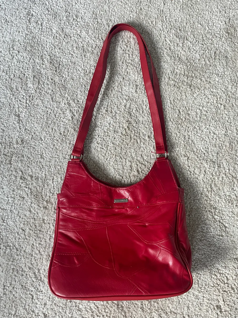 En jätteläcker röd väska som inte används tyvärr. Den är i lagom storlek (inte för stor/inte för liten).🌹. Väskor.
