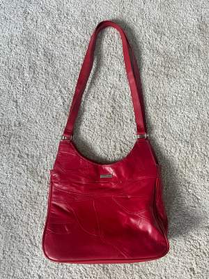En jätteläcker röd väska som inte används tyvärr. Den är i lagom storlek (inte för stor/inte för liten).🌹