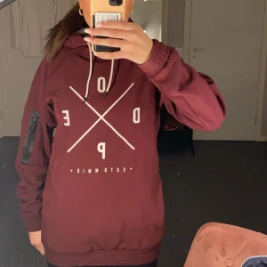 Vinröd dope jacka - Säljer min jätte fina vinröda dope jacka! Den är i toppen skick och är använd max 3 gånger. Ny priset är 1799kr och är i storlek S. Mitt pris är 500kr 
