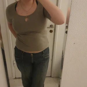 Grön tröja - Fin grön tröja med snygg detalj på framsidan