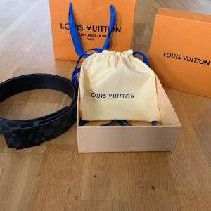 Säljer nu ett svart Louis Vuitton bälte med box och påse. Allt ingår. Storlek 105. Om fler bilder önskad kan jag fixa det. 1:1 rep. Pris kan diskuteras