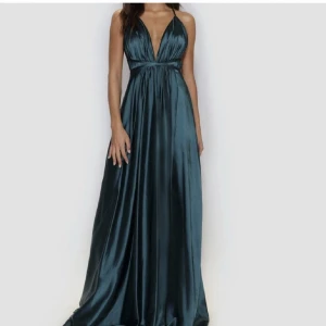 Balklänning  - Använd en gång. Passar någon som är 160cm. Orginalpris 2499kr, säljer för 1300kr