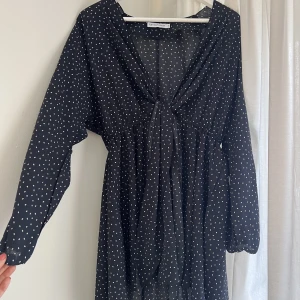 Klänning  - Prickig klänning från chiquelle. Köpt för några år sedan men aldirg användt den!