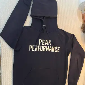 Skön peak performance hoodie, tjock och skön nu till vintern. 