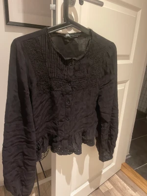 Zara svart blus  - Säljer denna fina zara blusen eftersom jag inte får användning av den ❣️❣️