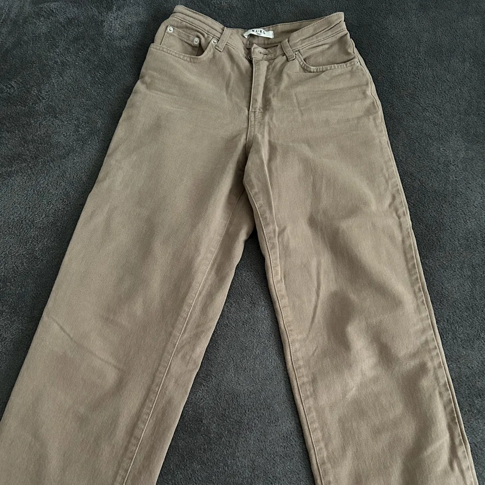Jeans i en varm brun färg med hög midja från NA-KD . Jeans & Byxor.