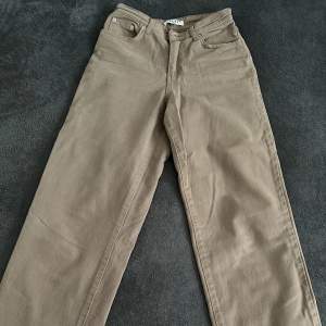 Jeans i en varm brun färg med hög midja från NA-KD 