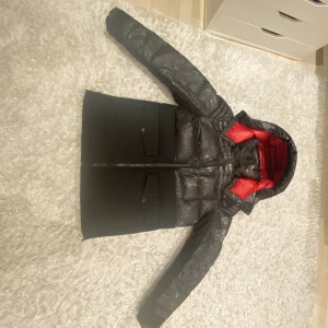 ÄKTA MOOSE knuckles a - Säljer mina ÄKTA MOOSE Jacka efter som att jag har bytt still och i behov av pengar storlek M