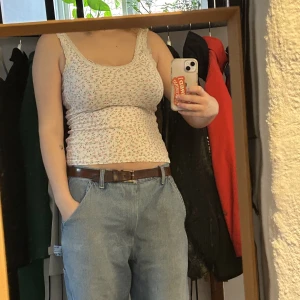 Blommigt linne från monki - Ribbat blommigt linne från monki