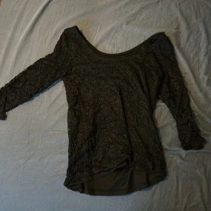 Tröja  - Tröja från Ginatricot, genomskinliga ärmar. Köparen står för frakten😊