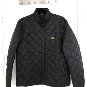 Barbour international - Kan gå ner till 400 kr vid ett smidigt köp Använd ett få tal Skick: 9/10 Storlek: S Nypris: 2000 kr Säljs pågrund av storlek