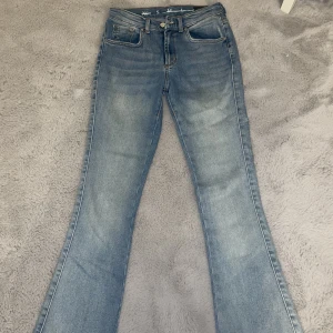 Blå denim - Ett par blåa jeans som kan användas mycket i vardagen, har inte allas använt den så jätte mycket. Sitter jättebra på och är ifrån Bikbok, är i storlek S men funkar till XS också 