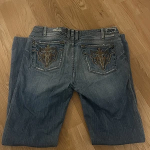 Lågmidjade jeans - Säljer dessa jeans då de inte kommer till användning, jeansen står att de är i storlek 29 och passar bra på mig som är ungefär 163 cm lång. Jätte fina jeans med fina detaljer på bakfickorna.