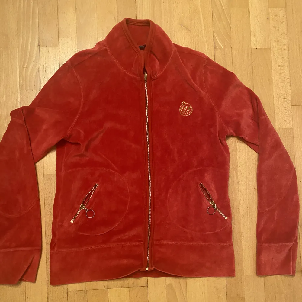 vintage röd zip up hoodie i jätte bra skick. sitter skönt. . Tröjor & Koftor.