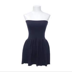 Säljer min finna blå klänning från zara som är alldeles för liten för mig!💞
